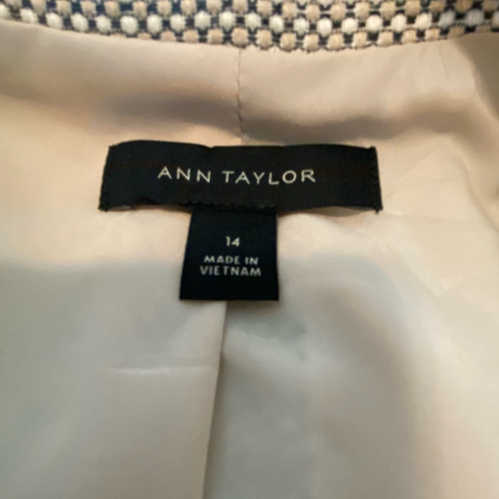 Ann Taylor Fully Lined Tan & Cream Blazer. Size 14 - Picture 4 of 5